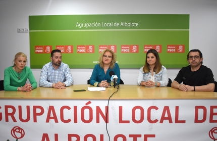 La candidata, Montse Bailón -centro- en la rueda de prensa en la sede local del PSOE en la que compareció rodeada de miembros de su lista 