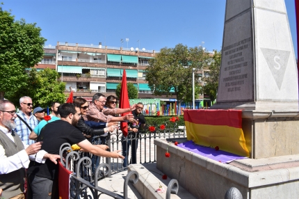 Simpatizantes lanzan flores a la base del monolito ubicado en la plaza del parque del Paseo de Colón