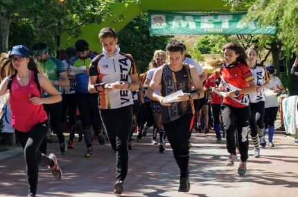 Un grupo de participantes, plano en mano, toma la salida en la edición del año pasado./ENCARNI FUNES 