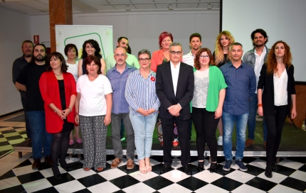 Foto de grupo de la candidatura tras el acto de presentación. En el centro con traje oscuro, el candidato, Pepe González