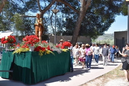 La imagen de San Isidro Labrador a su entrada al paraje de Los Pinos donde se celebró la romería.