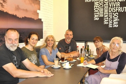 miembros de la candidatura en una cafetería local 