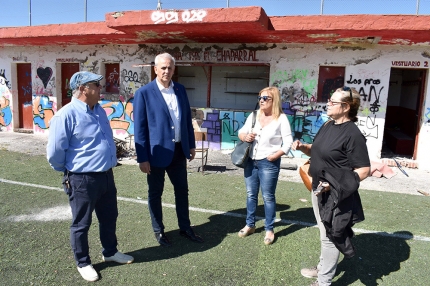 Candidatos de Ciudadanos en las maltrechas instalaciones del campo de fútbol de El Chaparral