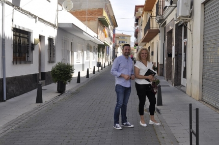 Montse Bailón y José Antonio Gómez, candidatos del PSOE , en una de las calles del centro comercial abierto 