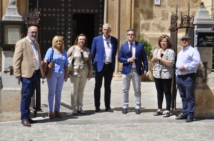 Candidatos de Ciudadanos en la puerta de la iglesia de Albolote 