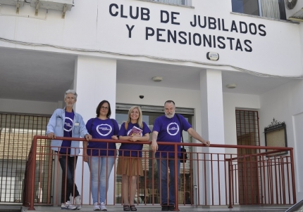 Miembros de la candidatura de Podemos en la puerta del hogar del pensionista de Albolote 