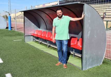 El candidato de Vox, David Navarro, en el banquillo del campo de fútbol, su hábitat natural. 