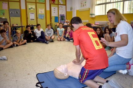 Un alumnado practica una RCP durante el taller de primeros auxilios