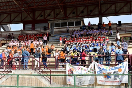 Aspecto del graderío del campo de fútbol al inicio de la cita deportiva