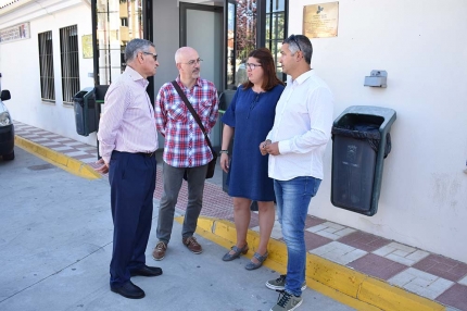 Pepe González (I), cabeza de lista de IU con compañeros de la candidatura a las puertas del OAL de Albolote..