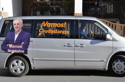 Furgoneta rotulada con la imagen del candidato de Ciudadanos, Manuel Montalvo