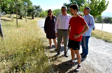 Miembros de la candidatura de IU observan el deficitario mantenimiento que sufre el parque de la urbanización Buenavista.