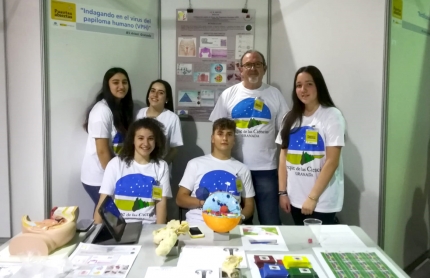 El profesor Manuel Mira con el grupo de alumnado de 1º de Bachillerato. 