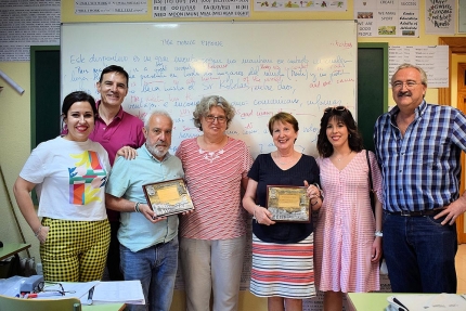 Homenaje a los profesores de adultos Juan García y Josefa Mª Trigueros.