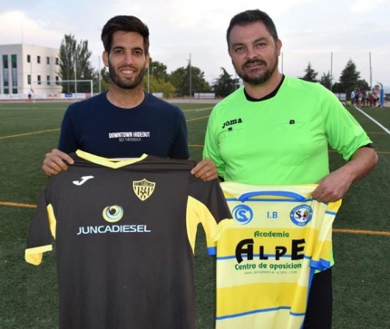 Gandhi Morón y David Navarro posan con las camisetas de ambos clubes (AI)