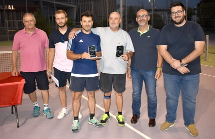 Autoridades municipales y miembros de la junta directiva del club con los finalistas, Ruiz -izda- y Guerra, en la entrega de trofeos