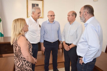 Concejales de Cs y del PP charlan con el diputado andaluz, Raúl Fernández -centro- durante la reunión en el Ayuntamiento.