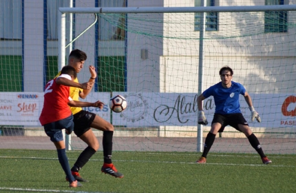 Un jugador del Albolote CF busca portería en el partido de pretemporada ante el At. Padul