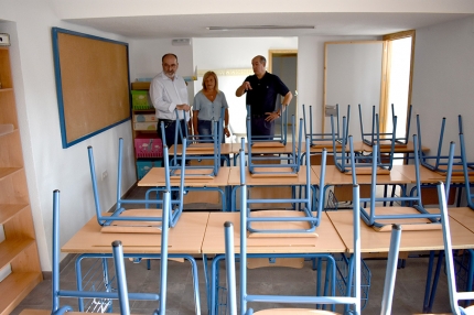 Los concejales echan un vistazo a una de las aulas ubicada en la parte alta del Ayuntamiento Pedáneo