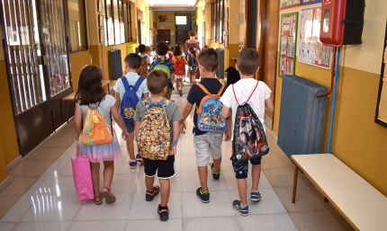 Los pasillos de los centros se han vuelto a llenar de escolares con sus mochilas.