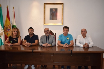 Miembros de la Asociación de la Guardia Civil Solidaria junto al alcalde, Salustiano Ureña