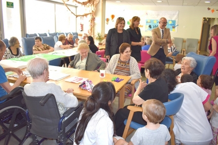 El alcalde, Salustiano Ureña, visita el centro de día Reina Sofiía y el centro infantil Chacolines 