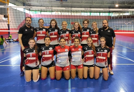 Jugadoras y cuerpo técnico antes del inicio del partido del pasado domingo encasa /NEVADIS