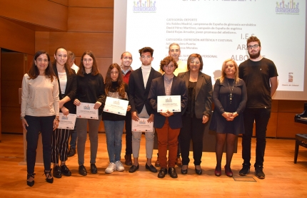 Foto de grupo de los premiados con representantes del equipo directivo del IES y las concejalas Toñi Guerrero y Carmen Calderay