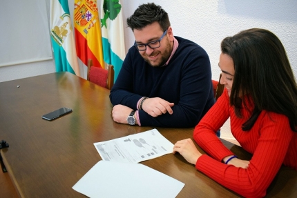 El concejal, Juanjo Martínez, en rueda de prensa junto a la técnica de deportes