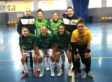 Cuerpo técnico y plantilla del equipo femenino, que volvió a viajar con solo seis efectivos. 