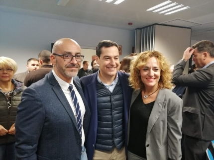 El presidente del Gobierno andaluz, Juanma Moreno, junto a los viceprsidentes del PP de Albolote, Salustiano Ureña y Marta Nievas  