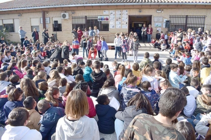 Alumnado y maestros del Tínar durante la celebración del Día de la Paz. / Pepe Vaquero.