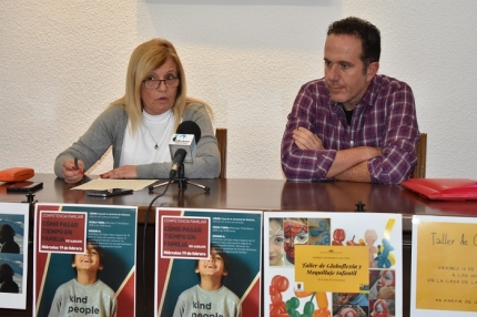 La concejala de juventud, Carmen Calderay, junto con el técnico del área, Jorge Remacho