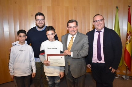 Jóvenes premiados junto al concejal de Deportes, al presidente de Diputación y al Diputado de deportes 