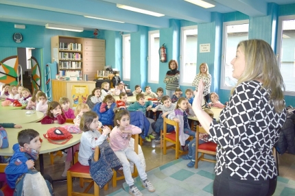 Niños y niñas en la biblioteca de Albolote