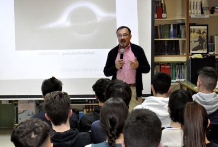 El ingeniero Salvador Sánchez durante la conferencia en la biblioteca del Aricel