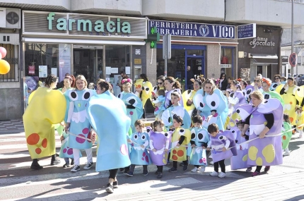 El pasacalles del Centro Infantil Galopín llega a la plaza del Ayuntamiento.