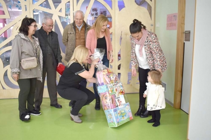 La concejala de Educación, Mª Carmen Calderay, entrega a la pequeña Valeria su premio, en presencia de sus familiares y maestra. 