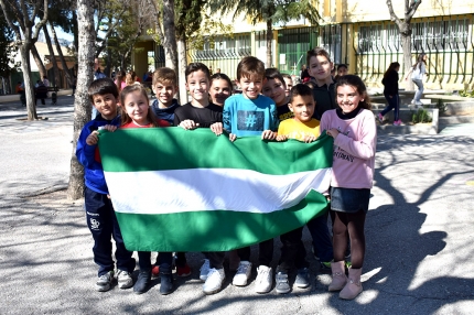 Escolares del Colegio Abadía con la bandera de Andalucía.