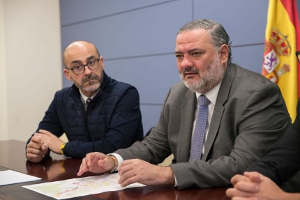 El delegado del gobierno, Pablo García, junto al alcalde de Albolote, Salustiano Ureña, en una foto de archivo