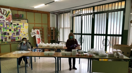 Reparto de comida en el colegio Abadía 