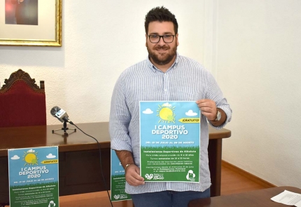 El concejal de Deportes, Juanjo Martínez, muestra el cartel del I Campus Deportivo de Verano.