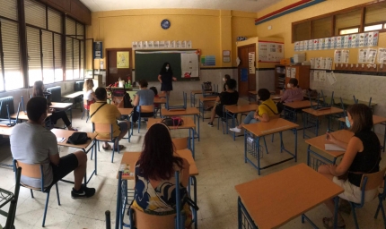 Una de las reuniones con familias para explicar el plan Covid, ayer en el CEIP Tínar