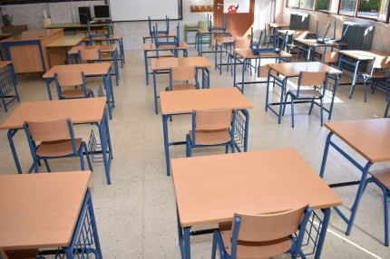 Las clases ya están ordenadas en fila de a uno con la máxima separación posible para recibir al alumnado a partir de mañana.