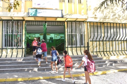 Un grupo de alumnado accede al colegio Abadía de Albolote donde hay confinada un aula de Infantil. 