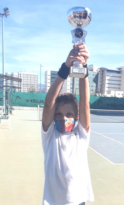 Jesús Nievas con el trofeo de ganador 