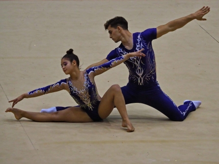 La alboloteña Laura Corral en un ejercicio de la categoría parejas mixta  absoluta con su compañero Pedro, que fueron medalla de plata. 