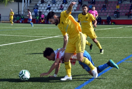 Una acción del encuentro de la primera vuelta entre Arenas y Cubillas (GRJ)