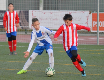 Una jugada del partido que el pasado viernes disputaron Espanyol Albolote y Ciudad de Baza en categoría benjamín (J. PALMA)