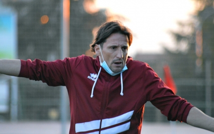 Tato, entrenador del CF Imperio, gesticula durante un partido (J. PALMA)